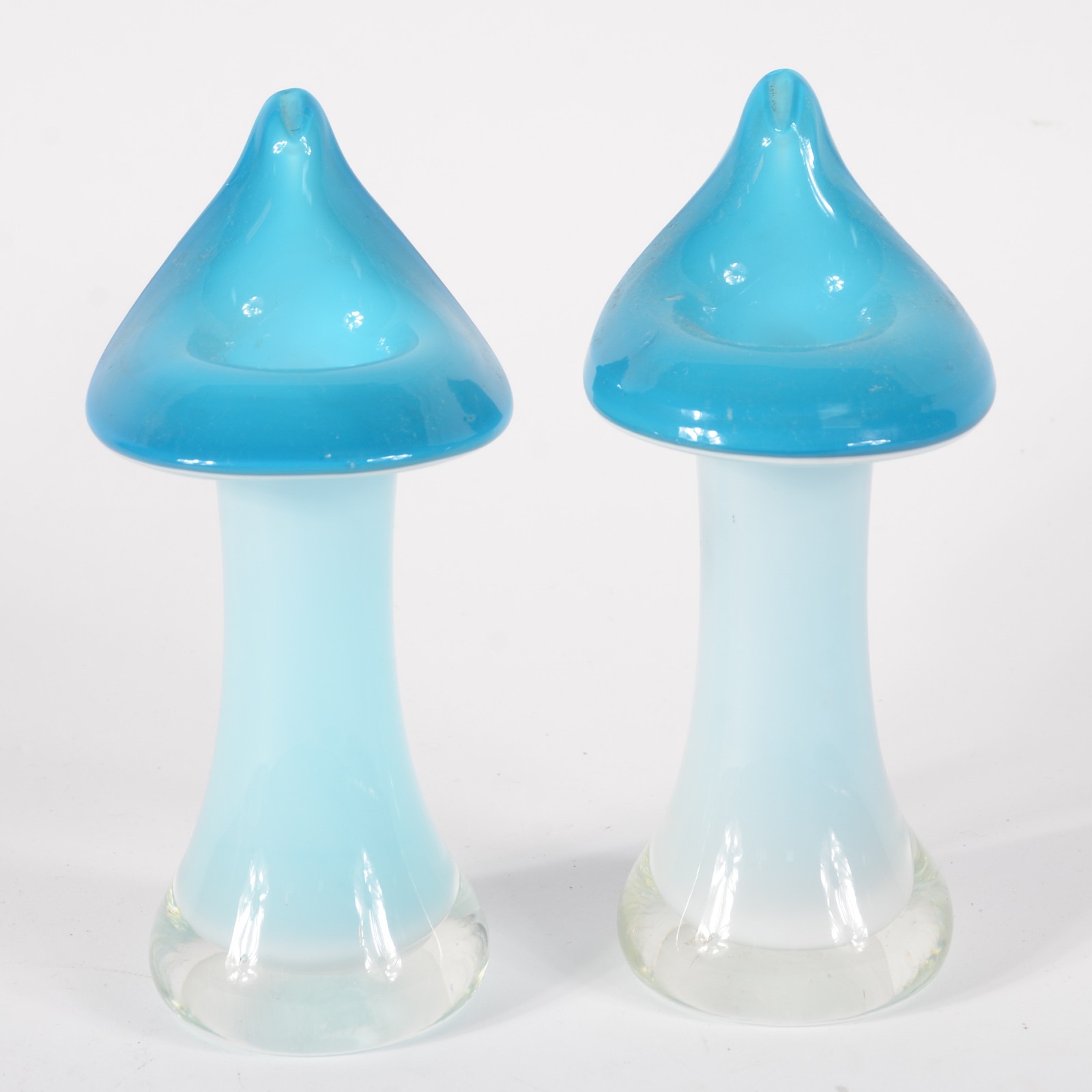 Par de vasos decorativos de vidro azul e branco. - foto 1 de 6