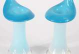 Par de vasos decorativos de vidro azul e branco. - Par de vasos decorativos de vidro azul e branco.