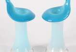 Par de vasos decorativos de vidro azul e branco. - Par de vasos decorativos de vidro azul e branco.