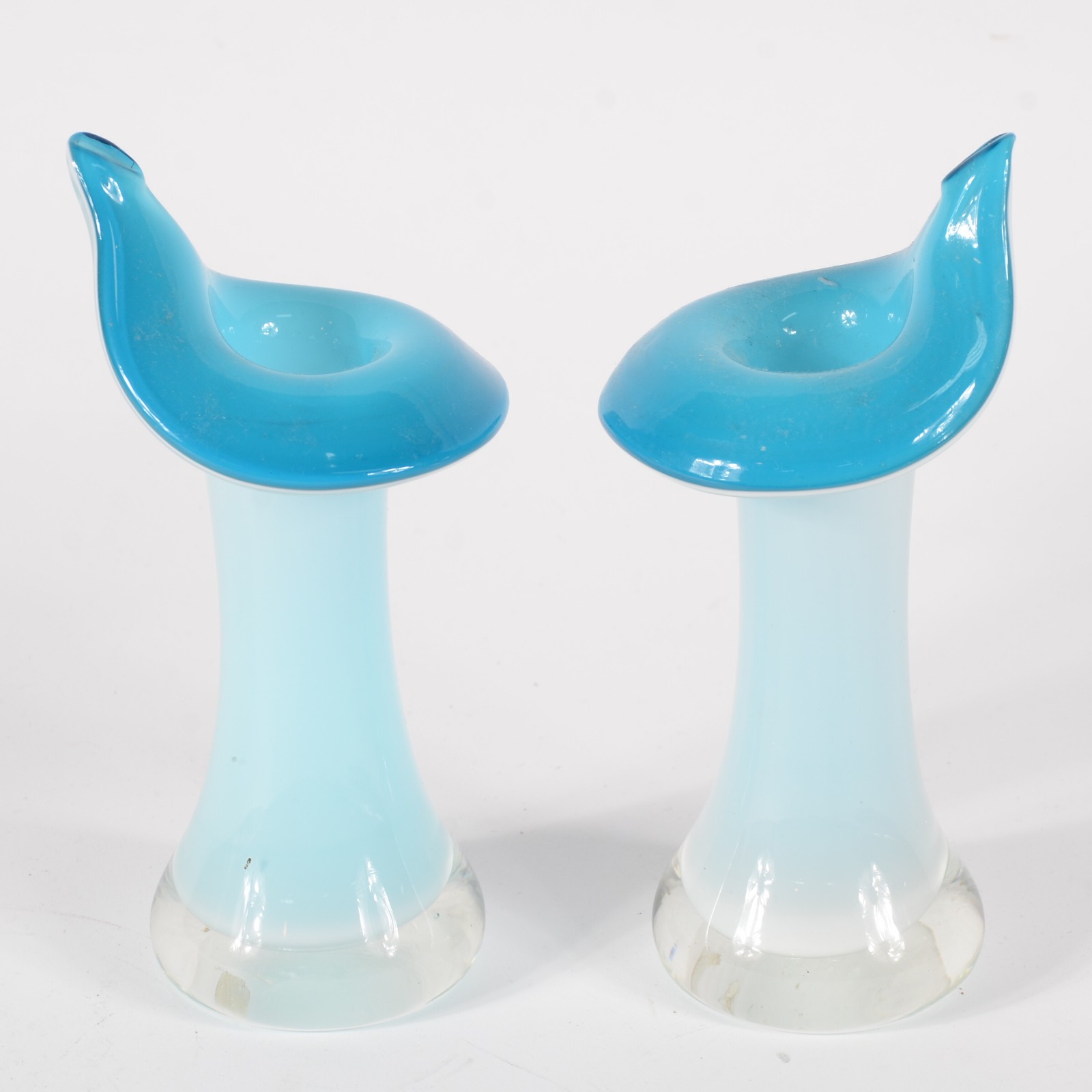 Par de vasos decorativos de vidro azul e branco. - foto 3 de 6