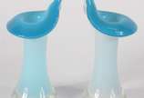 Par de vasos decorativos de vidro azul e branco. - Par de vasos decorativos de vidro azul e branco.
