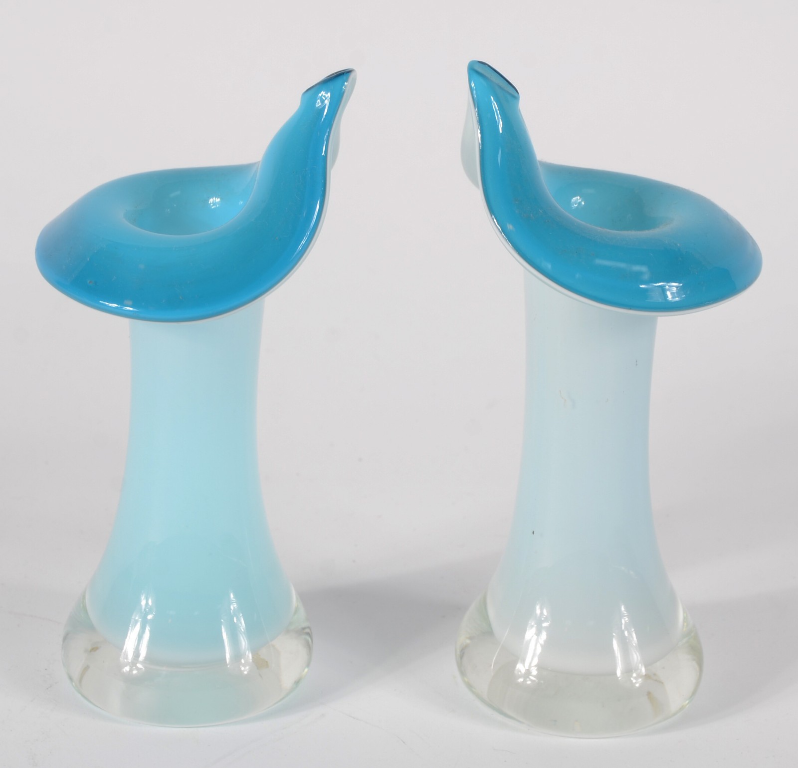 Par de vasos decorativos de vidro azul e branco. - foto 4 de 6