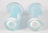 Par de vasos decorativos de vidro azul e branco. - Par de vasos decorativos de vidro azul e branco.