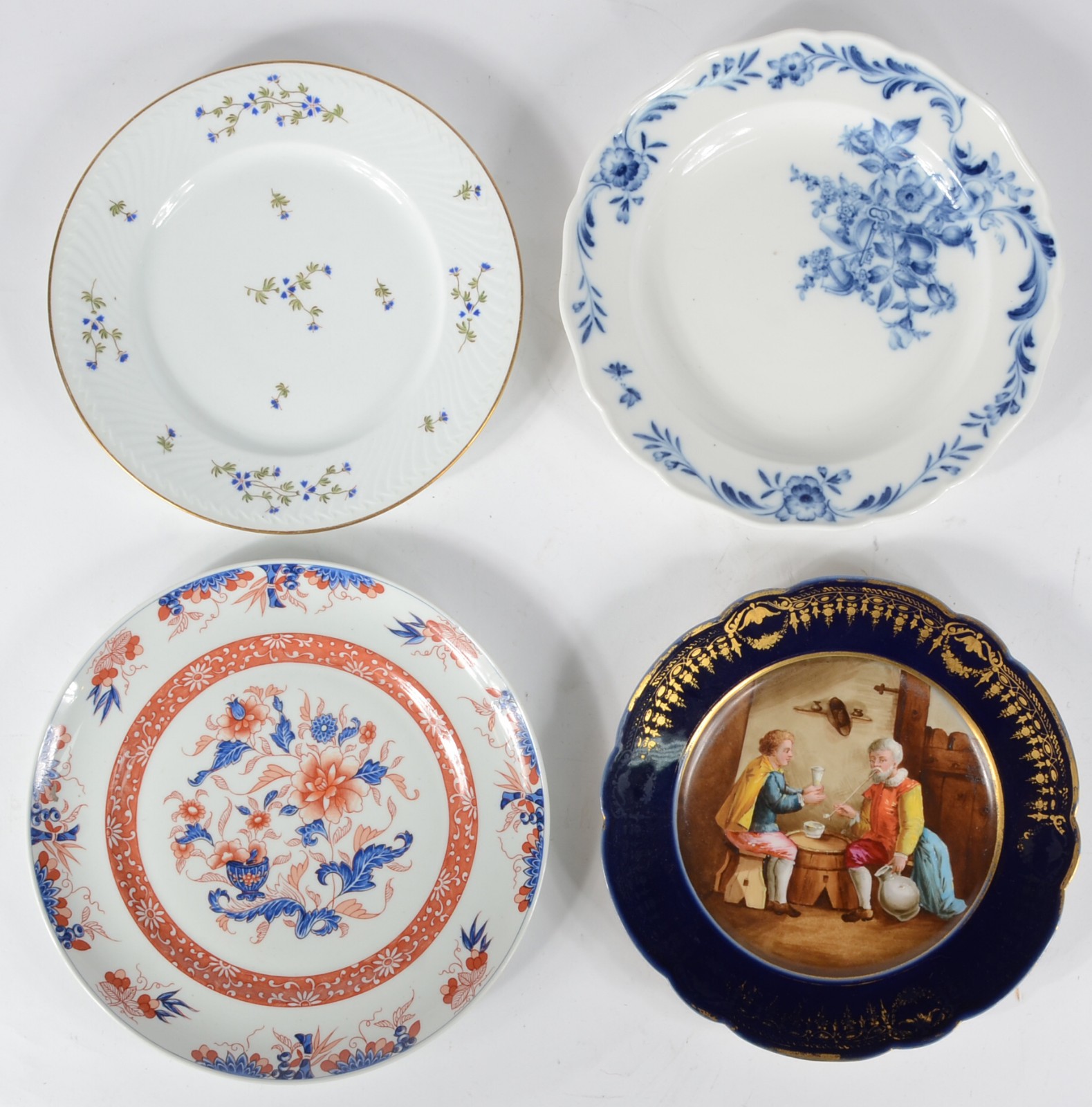 Quatro pratos diversos de porcelana, sendo: um de porcelana alemã... - foto 1 de 6