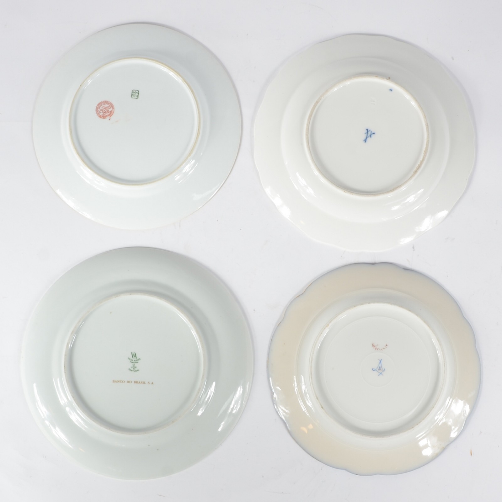 Quatro pratos diversos de porcelana, sendo: um de porcelana alemã... - foto 2 de 6