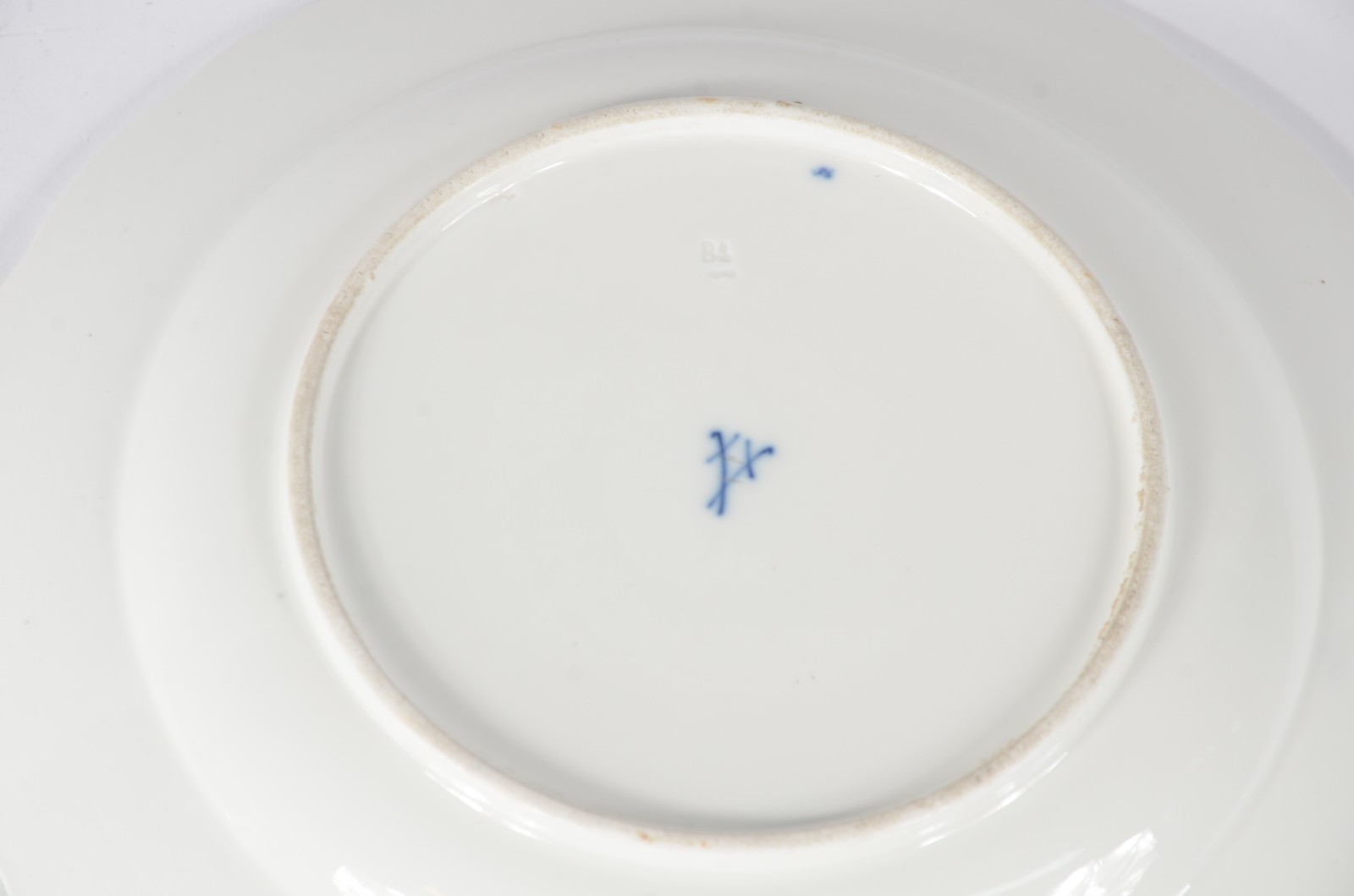 Quatro pratos diversos de porcelana, sendo: um de porcelana alemã... - foto 3 de 6