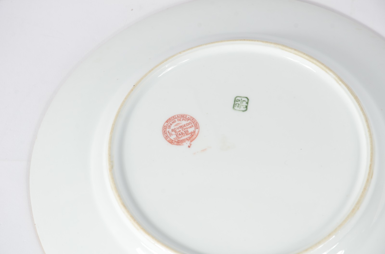 Quatro pratos diversos de porcelana, sendo: um de porcelana alemã... - foto 4 de 6
