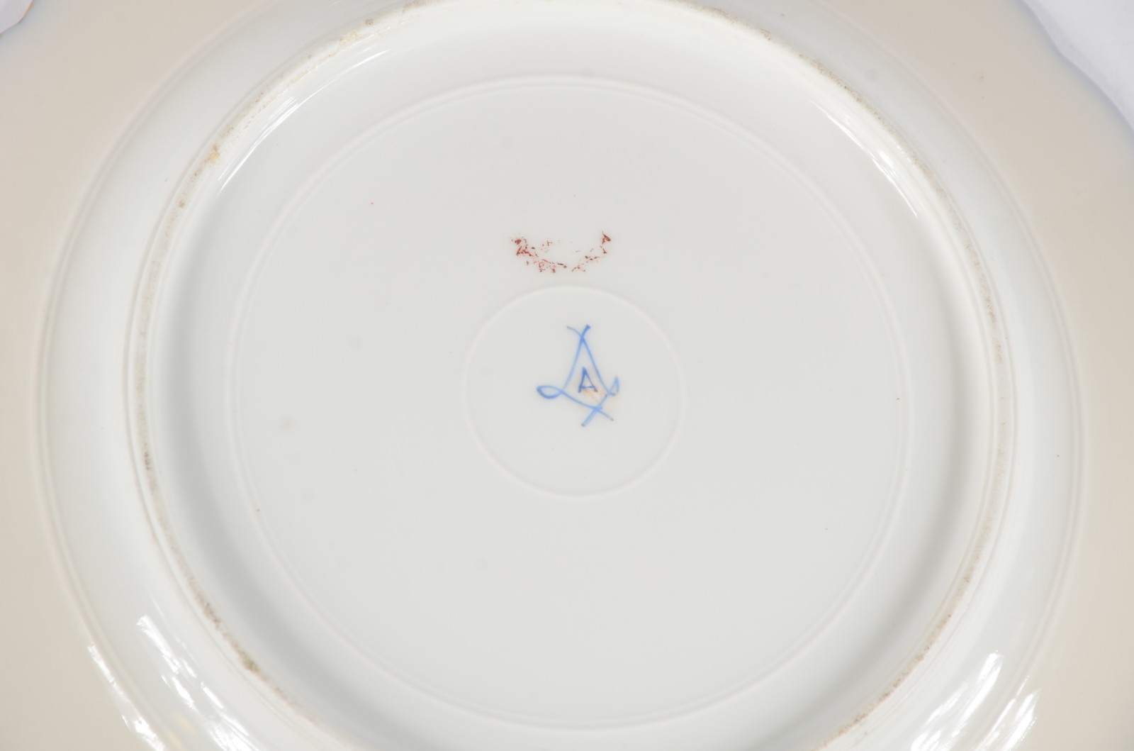 Quatro pratos diversos de porcelana, sendo: um de porcelana alemã... - foto 5 de 6