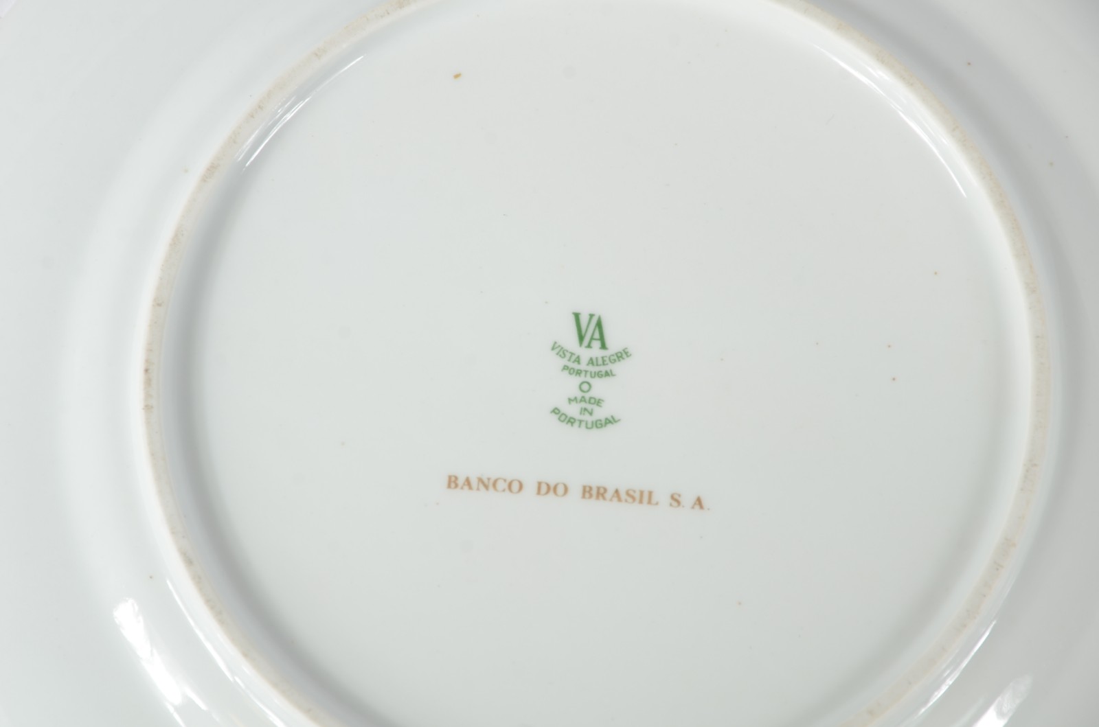 Quatro pratos diversos de porcelana, sendo: um de porcelana alemã... - foto 6 de 6