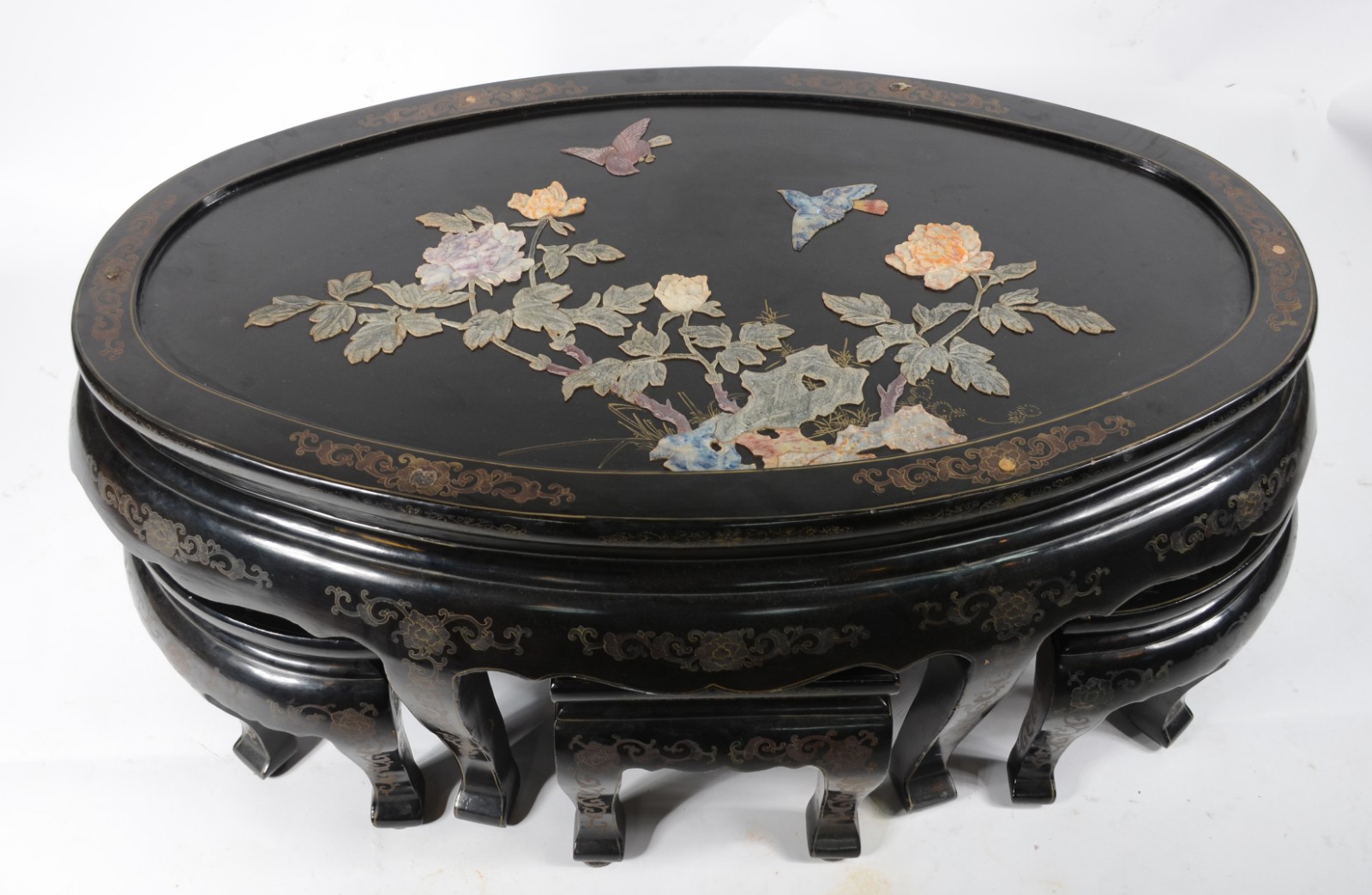 Mesa de centro oriental de lacca negra decorada com figuras de... - foto 2 de 10