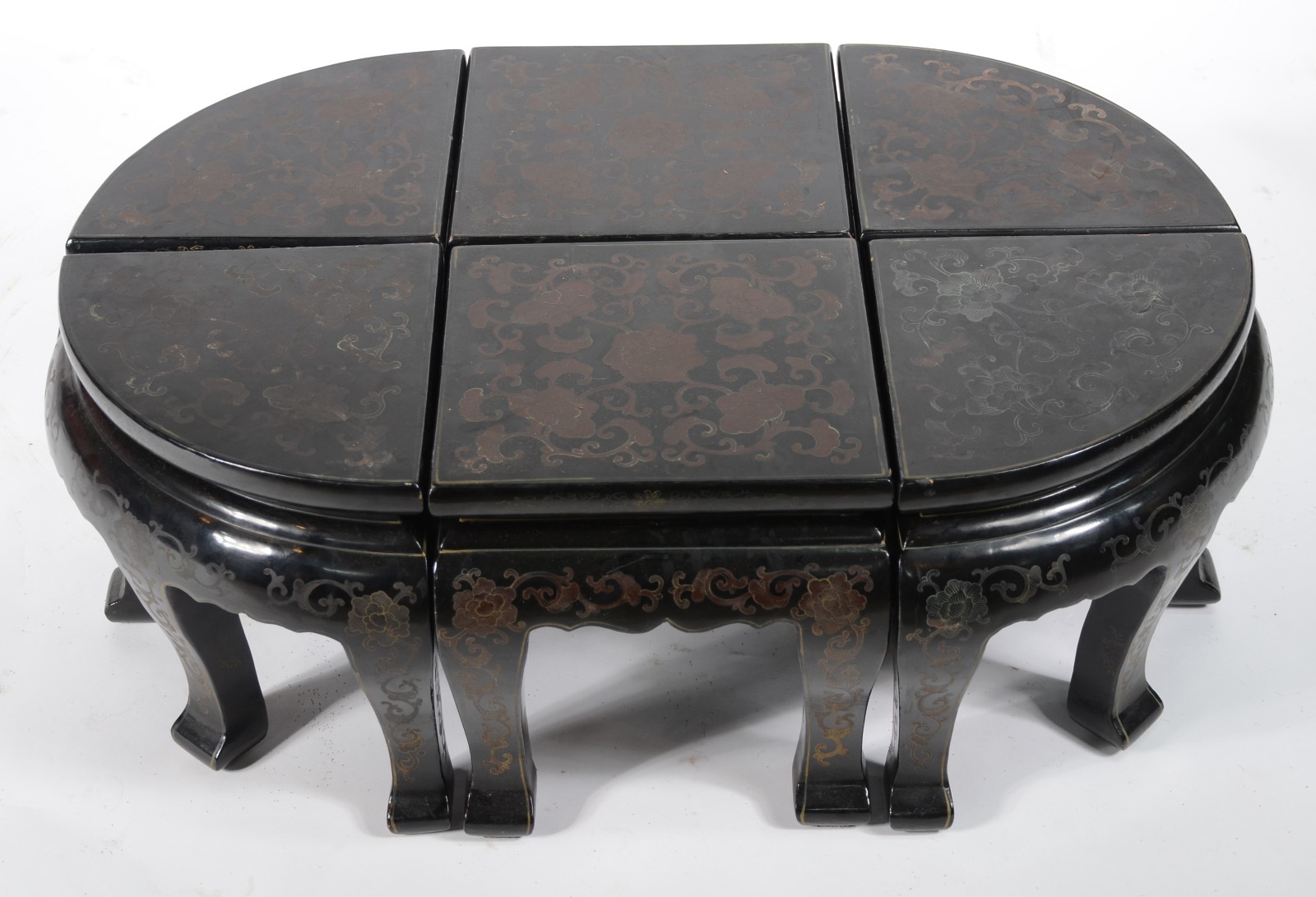 Mesa de centro oriental de lacca negra decorada com figuras de... - foto 4 de 10
