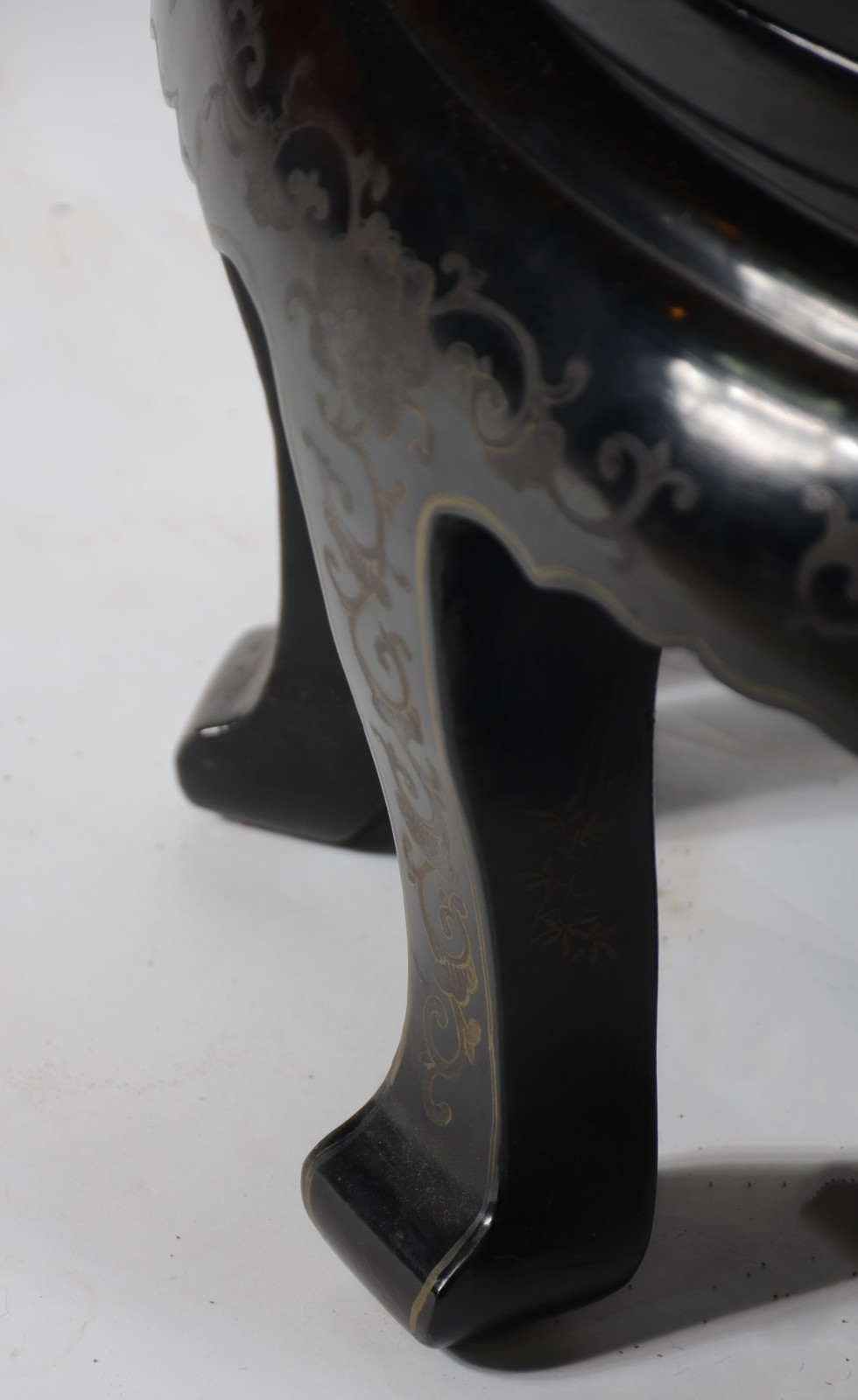 Mesa de centro oriental de lacca negra decorada com figuras de... - foto 10 de 10