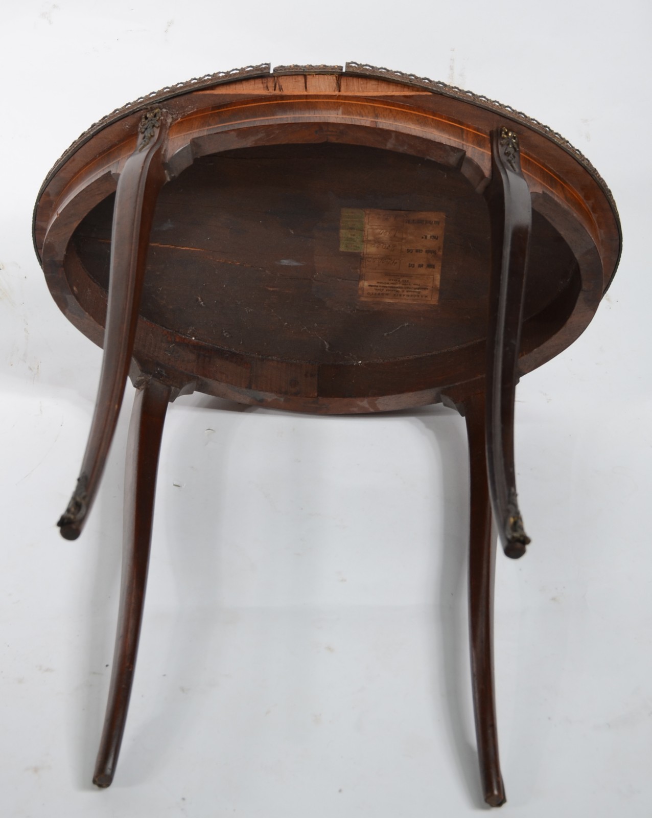Mesa oval de madeira nobre com "gradinha" de metal (quebrada)... - foto 4 de 7