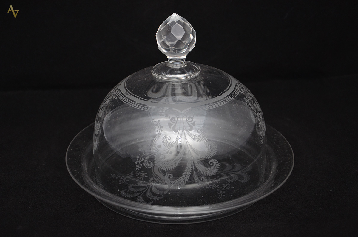 Queijeira com prato de cristal lavrado. Altura 18 cm e diâmetro 24 cm.