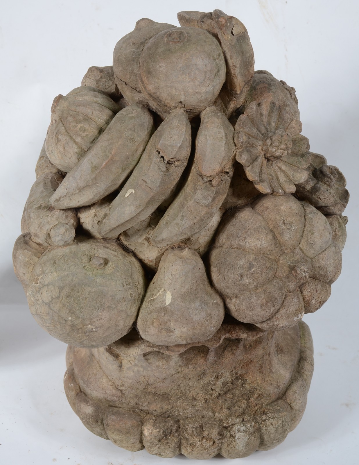 Duas esculturas em pedra na forma de ânfora com frutas. Lascados e... - foto 3 de 6