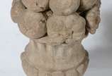 Duas esculturas em pedra na forma de ânfora com... - Duas esculturas em pedra na forma de ânfora com frutas. Lascados e desgastes.