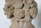 Duas esculturas em pedra na forma de ânfora com... - Duas esculturas em pedra na forma de ânfora com frutas. Lascados e desgastes.