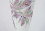 Vaso de opalina branca com flores em policromia... - Vaso de opalina branca com flores em policromia e realces dourados.