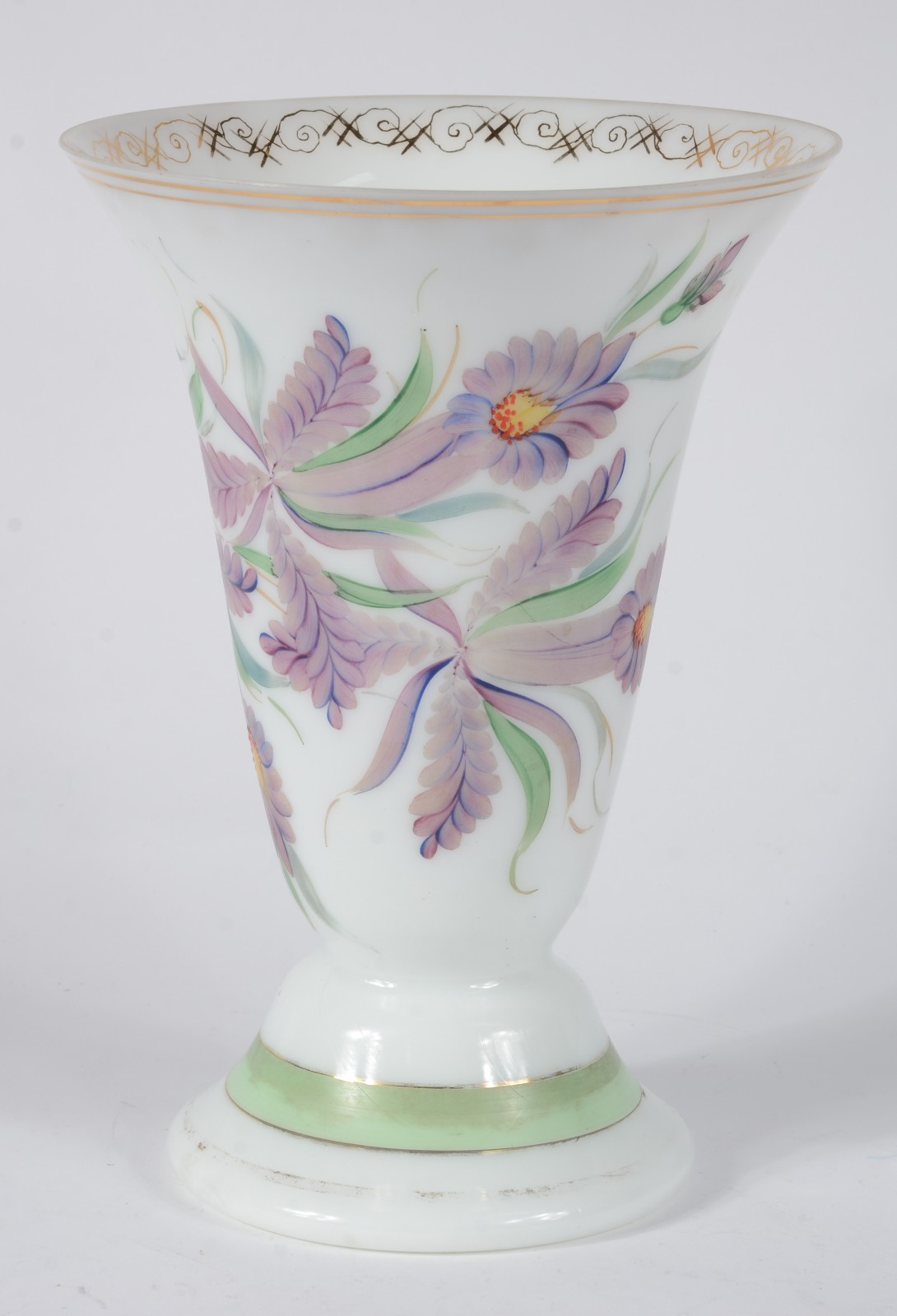 Vaso de opalina branca com flores em policromia e realces dourados. - foto 1 de 6