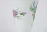 Vaso de opalina branca com flores em policromia... - Vaso de opalina branca com flores em policromia e realces dourados.