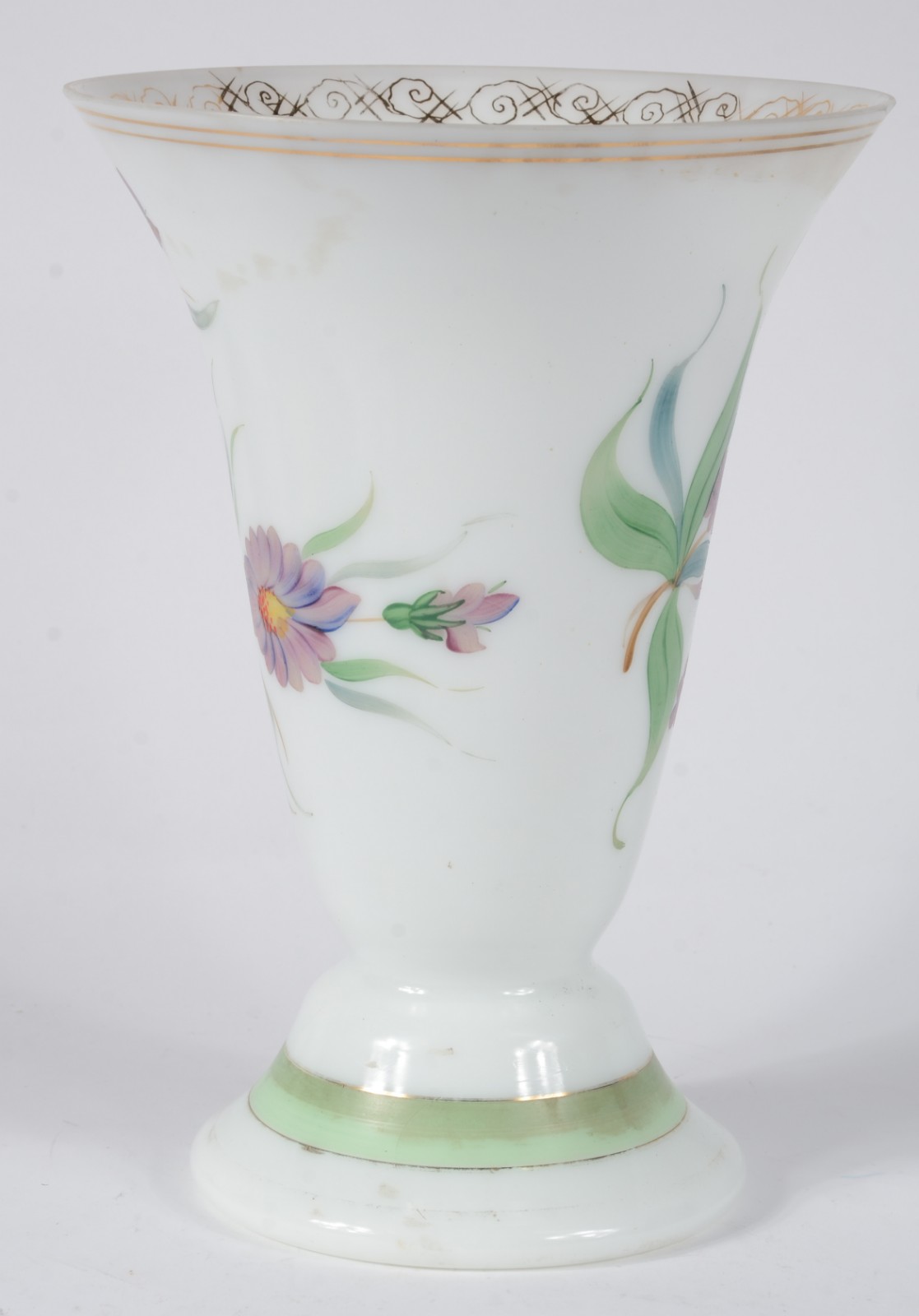 Vaso de opalina branca com flores em policromia e realces dourados. - foto 2 de 6