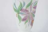 Vaso de opalina branca com flores em policromia... - Vaso de opalina branca com flores em policromia e realces dourados.