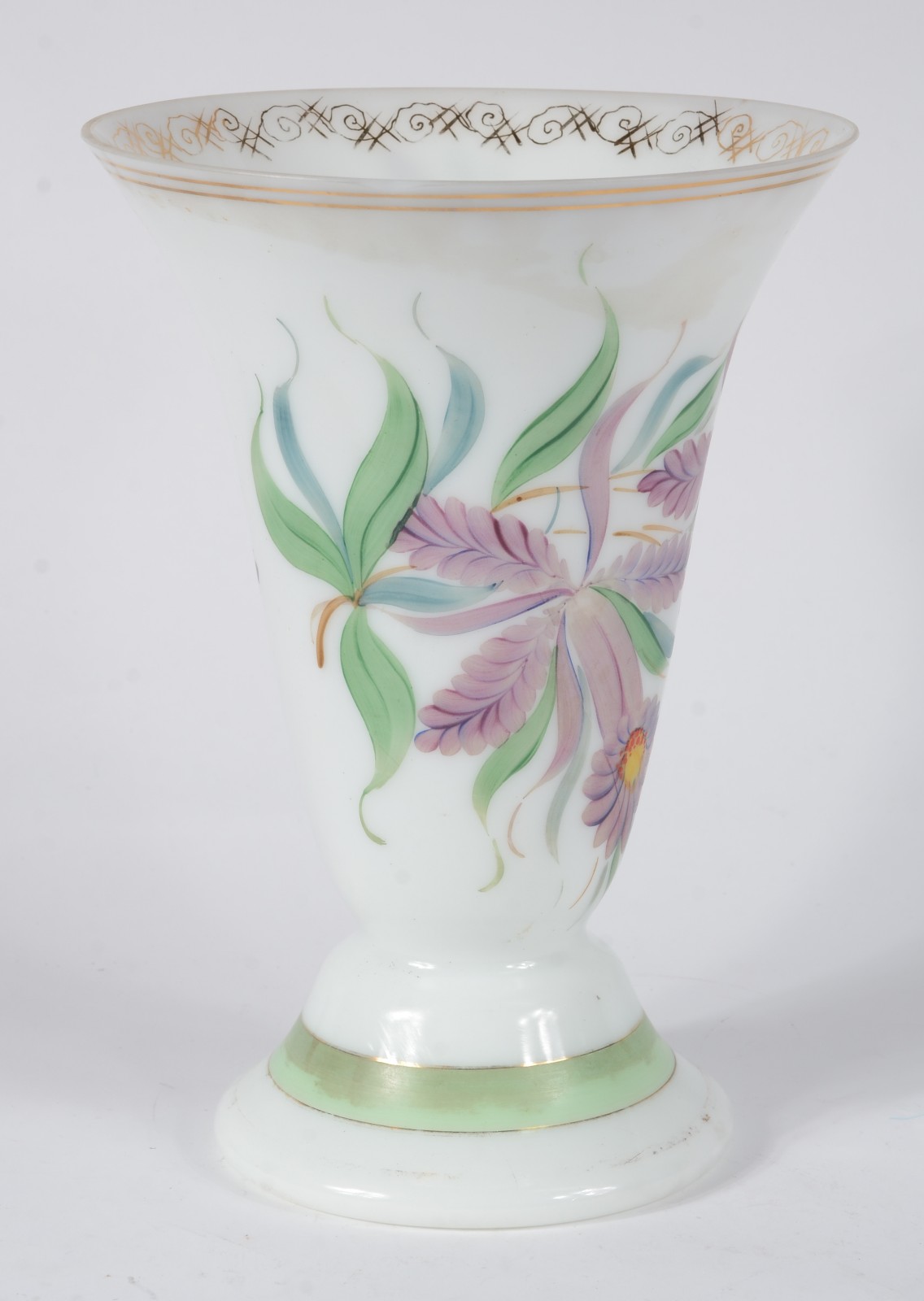 Vaso de opalina branca com flores em policromia e realces dourados. - foto 3 de 6