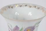 Vaso de opalina branca com flores em policromia... - Vaso de opalina branca com flores em policromia e realces dourados.