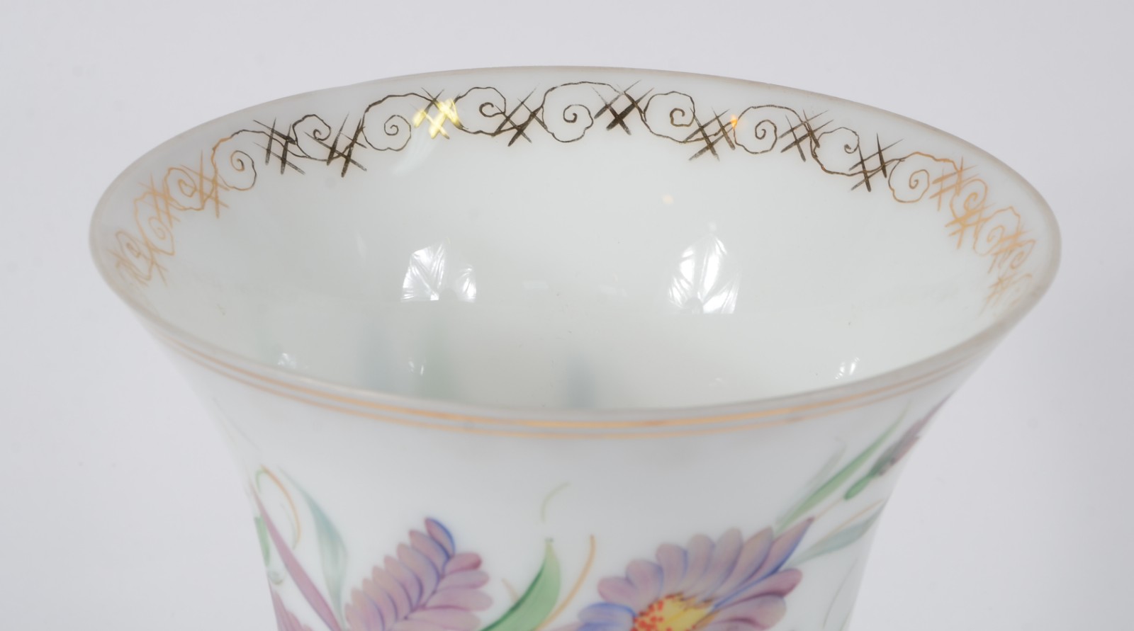 Vaso de opalina branca com flores em policromia e realces dourados. - foto 4 de 6