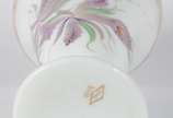 Vaso de opalina branca com flores em policromia... - Vaso de opalina branca com flores em policromia e realces dourados.