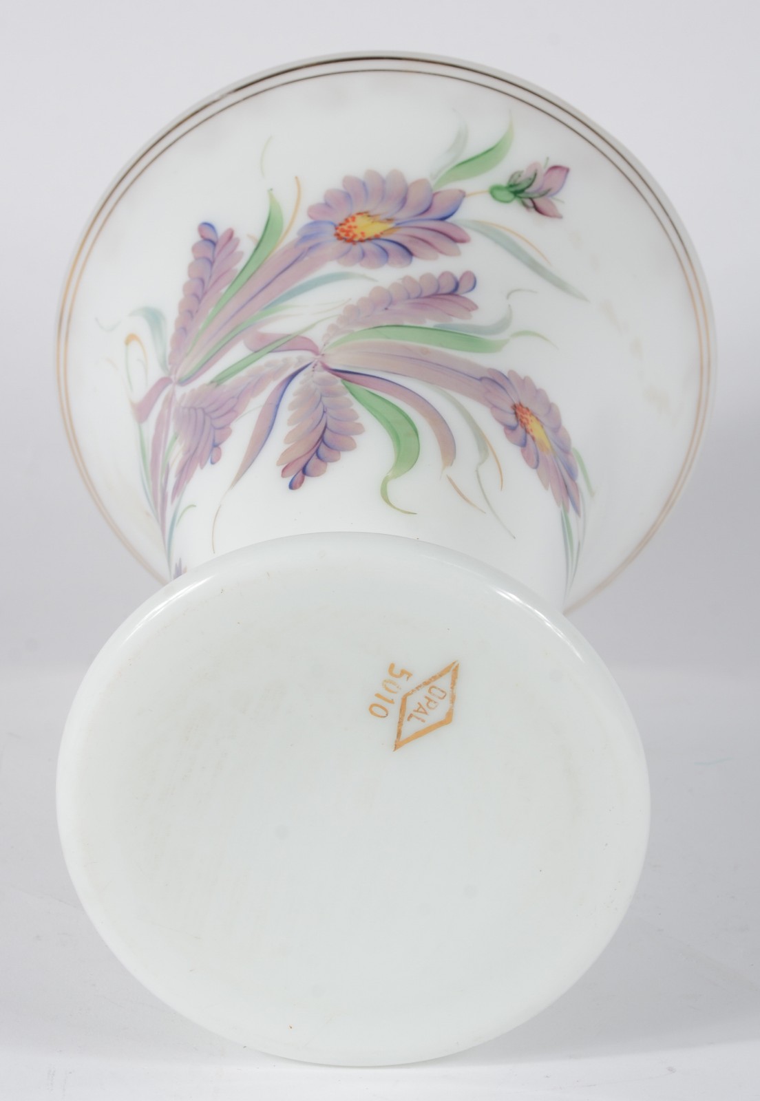 Vaso de opalina branca com flores em policromia e realces dourados. - foto 5 de 6