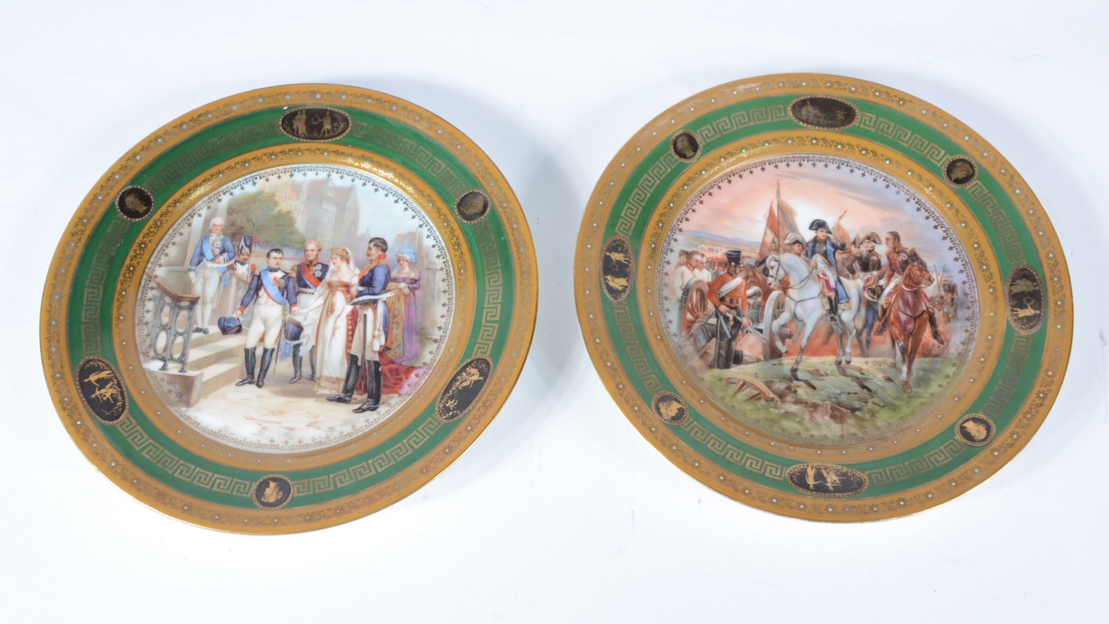 Par de pratos de porcelana europeia, sendo um decorado com cena... - foto 1 de 7