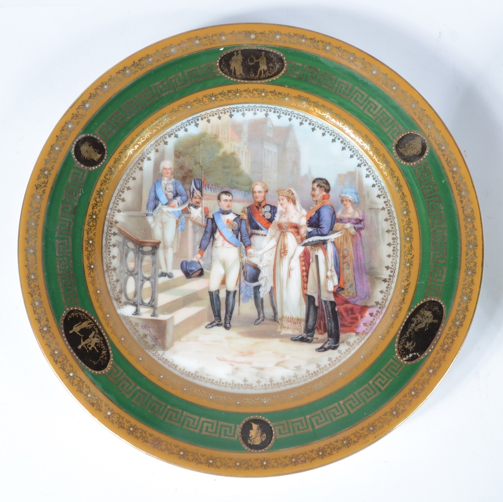 Par de pratos de porcelana europeia, sendo um decorado com cena... - foto 2 de 7