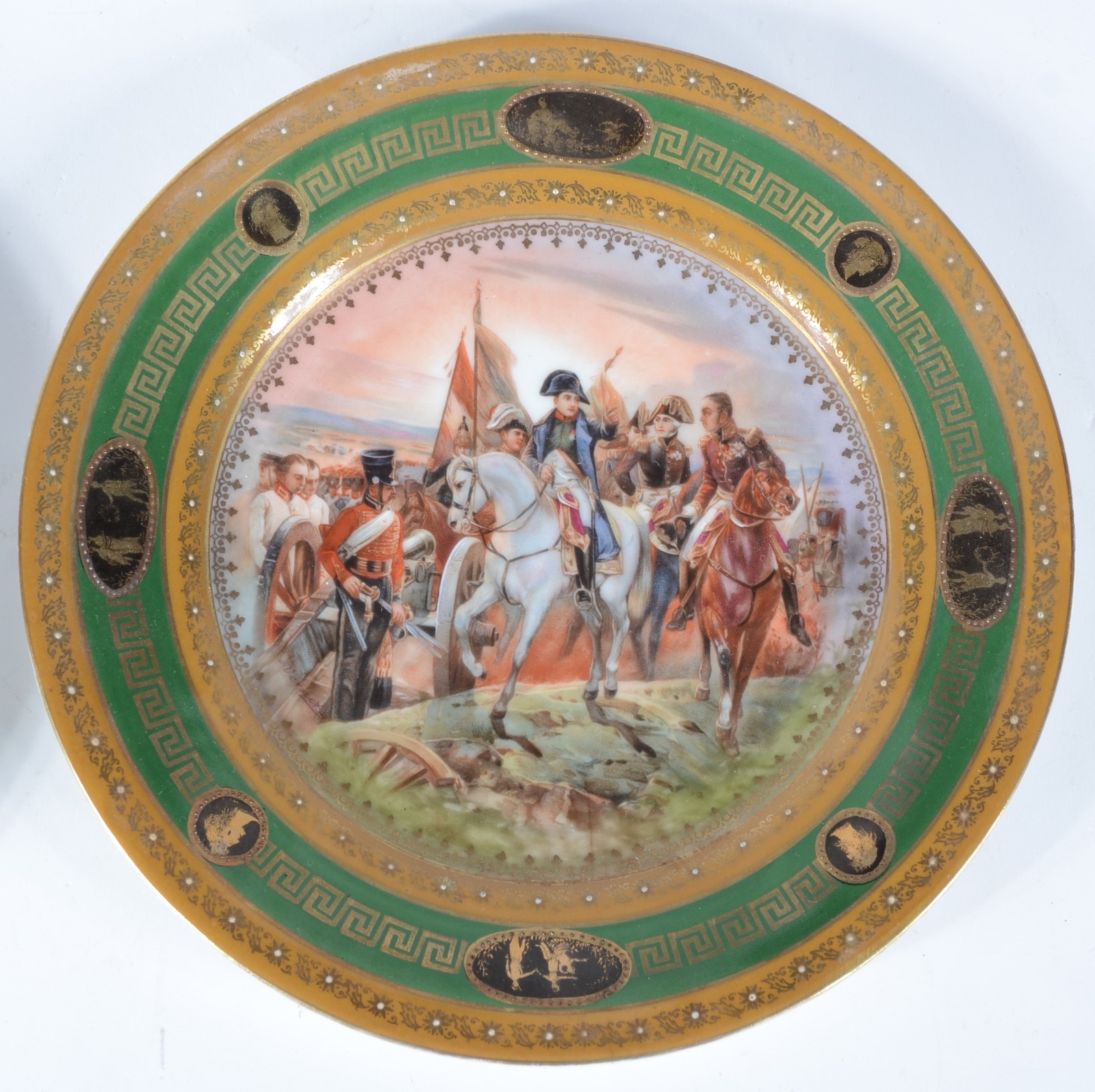 Par de pratos de porcelana europeia, sendo um decorado com cena... - foto 3 de 7