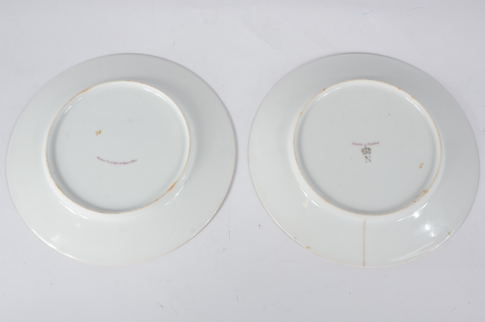 Par de pratos de porcelana europeia, sendo um decorado com cena... - foto 4 de 7