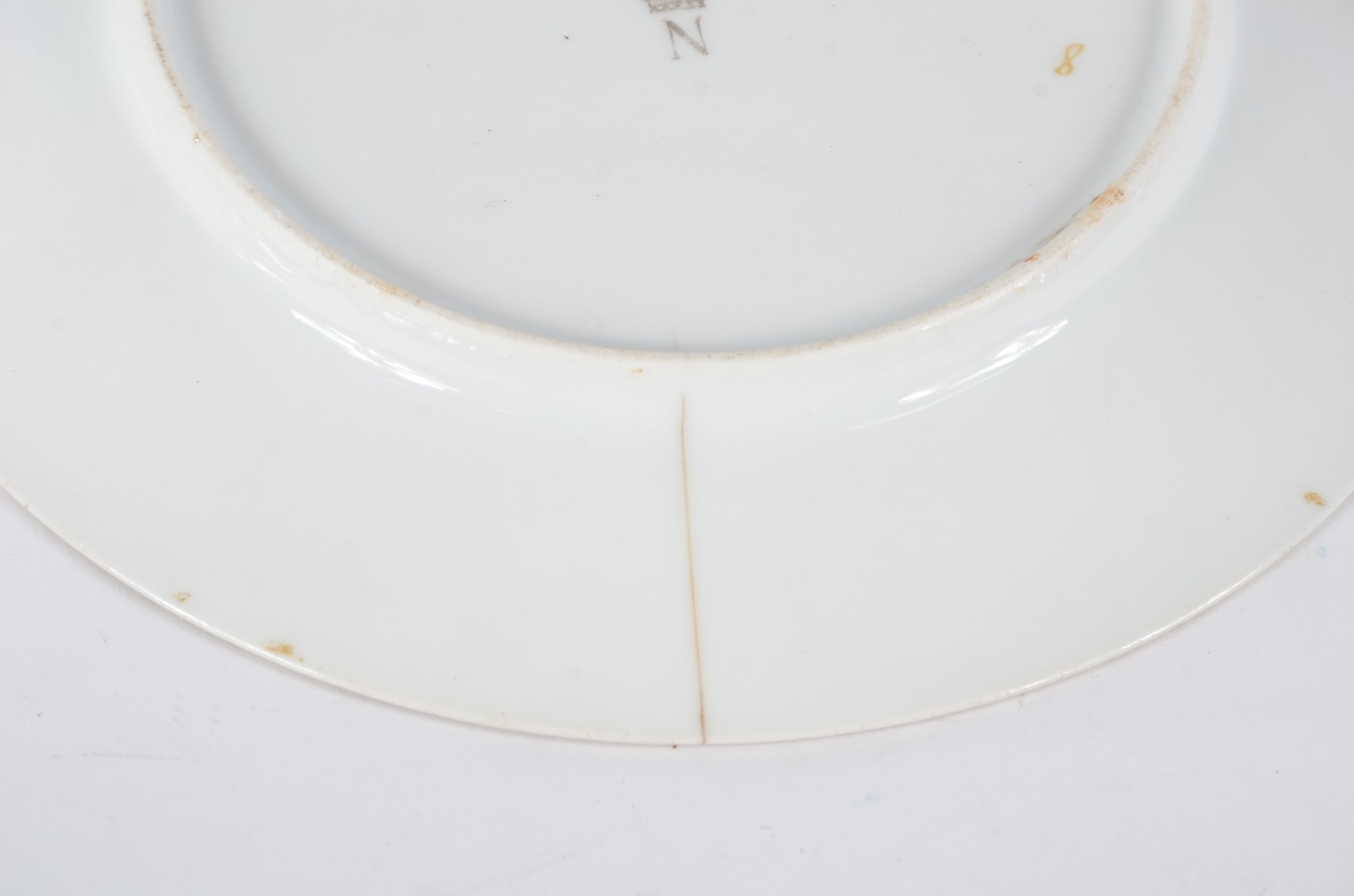 Par de pratos de porcelana europeia, sendo um decorado com cena... - foto 7 de 7