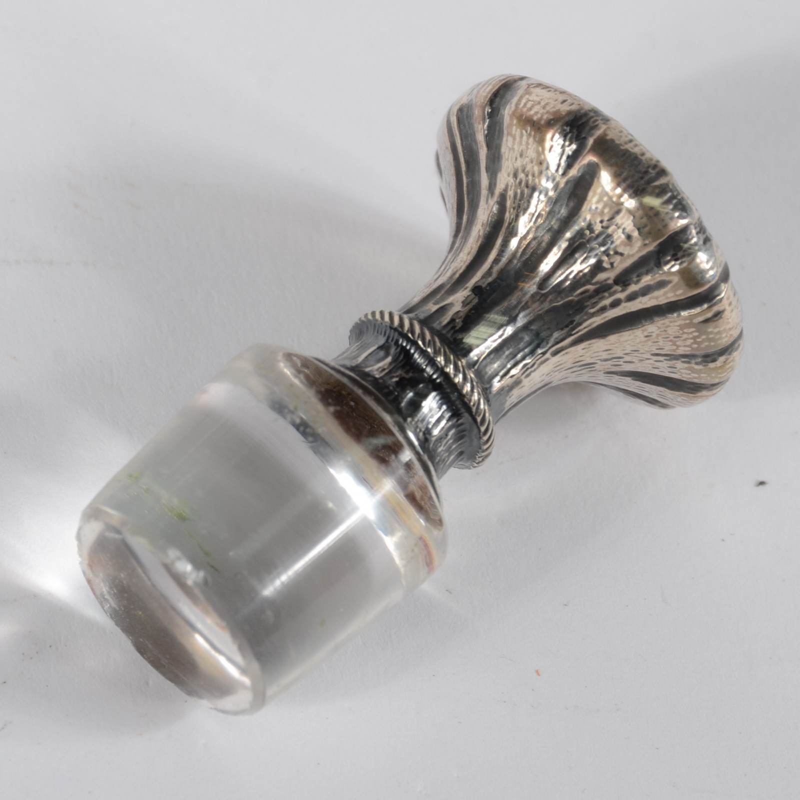 Quatro potes diversos de cristal com tampas de prata. - foto 4 de 9