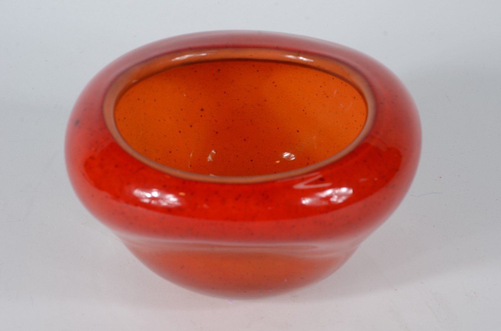 Vaso de vidro decorativo na cor laranja, assinado. - foto 1 de 6