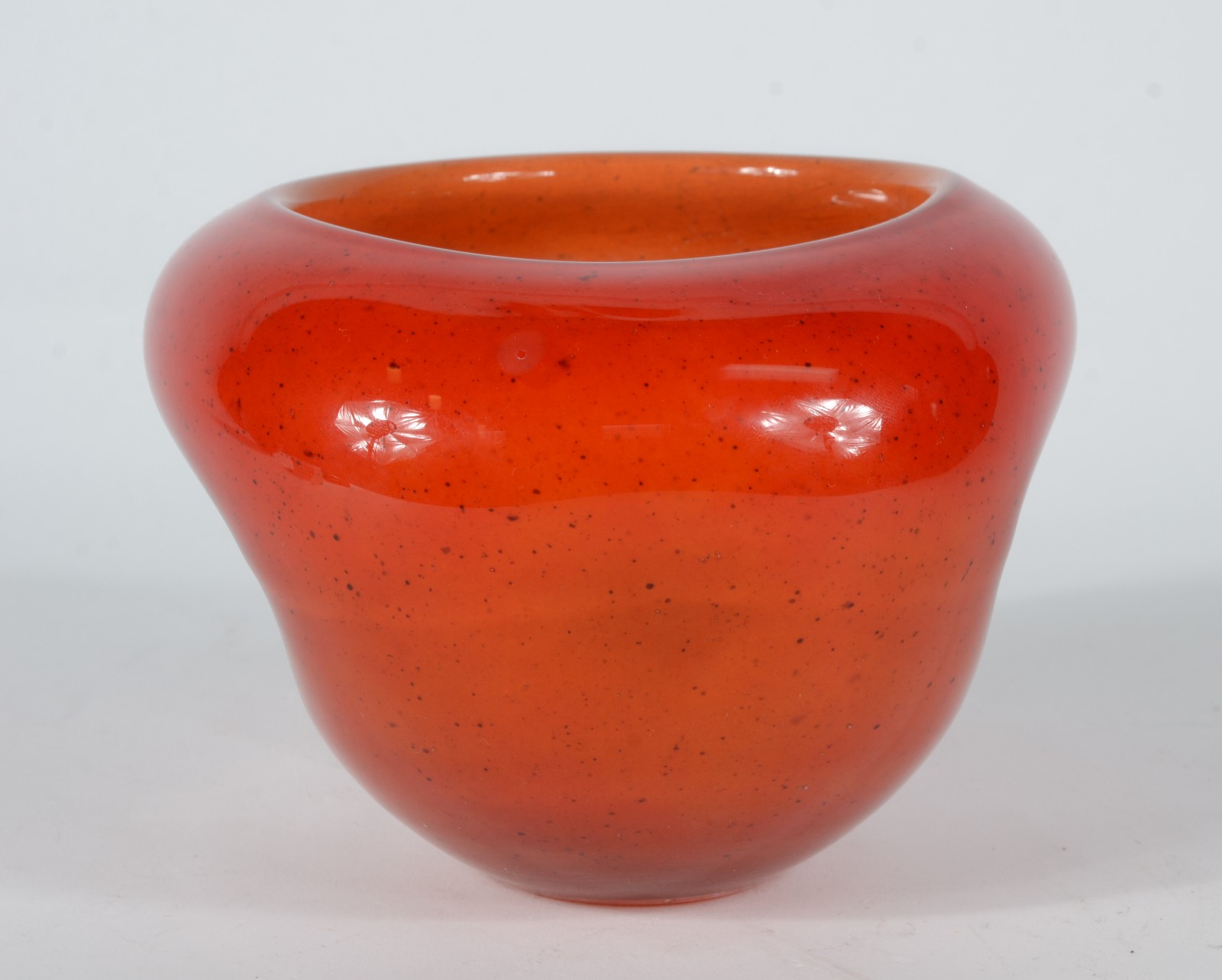 Vaso de vidro decorativo na cor laranja, assinado. - foto 2 de 6