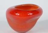 Jaqueline Terpins,  - Vaso de vidro decorativo na cor laranja, assinado.