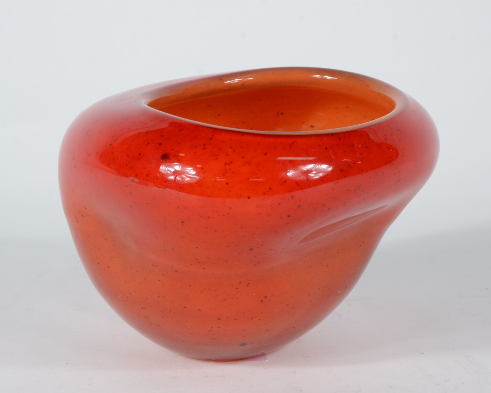 Vaso de vidro decorativo na cor laranja, assinado. - foto 3 de 6