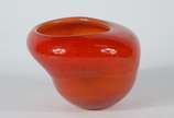 Jaqueline Terpins,  - Vaso de vidro decorativo na cor laranja, assinado.