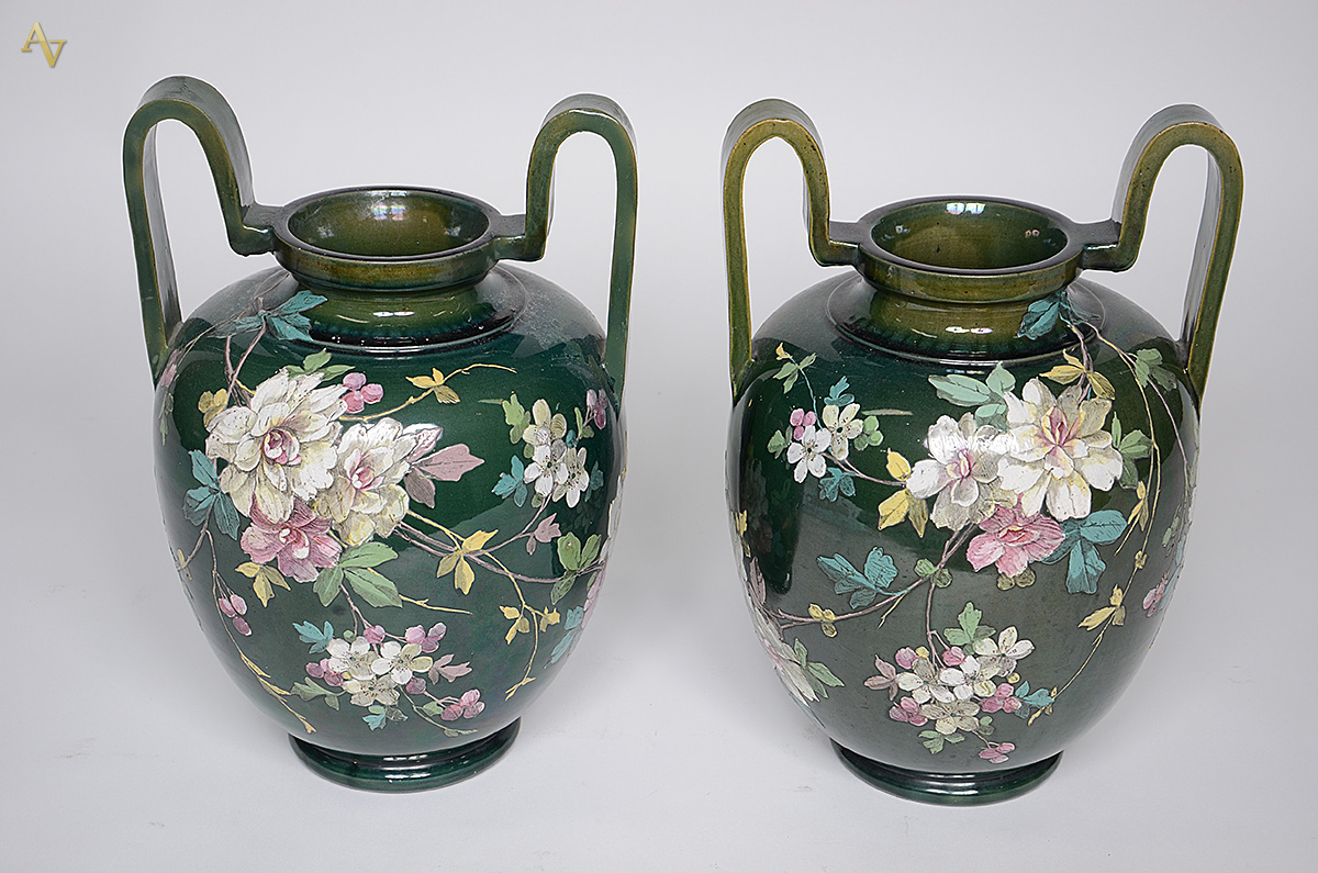 Par de ânforas de porcelana verde com flores em policromia. Altura 41... - foto 1 de 2