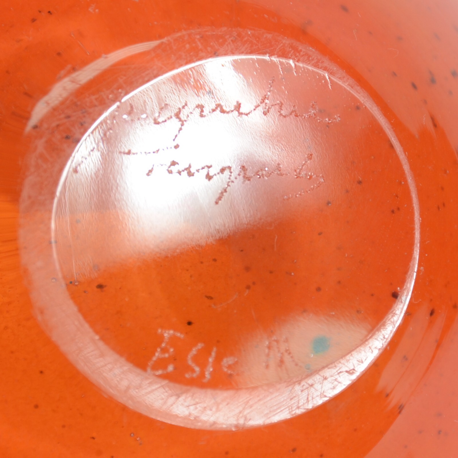 Vaso de vidro decorativo na cor laranja, assinado. - foto 6 de 6
