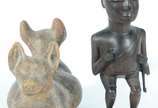Duas peças, sendo: escultura de madeira african... - Duas peças, sendo: escultura de madeira africana e vaso de cerâmica com dois cachorros.