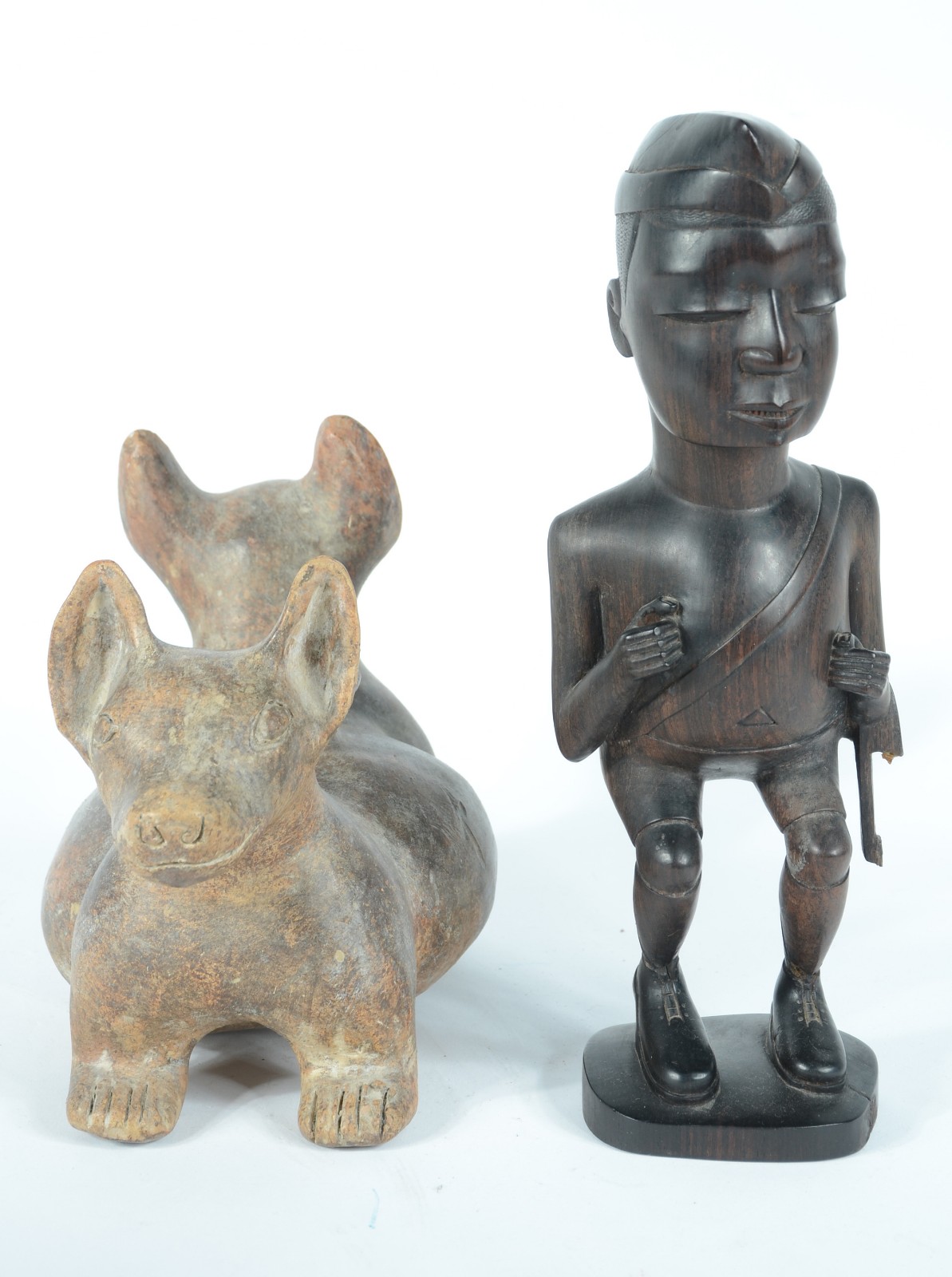 Duas peças, sendo: escultura de madeira africana e vaso de cerâmica... - foto 1 de 8