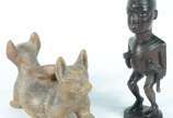 Duas peças, sendo: escultura de madeira african... - Duas peças, sendo: escultura de madeira africana e vaso de cerâmica com dois cachorros.