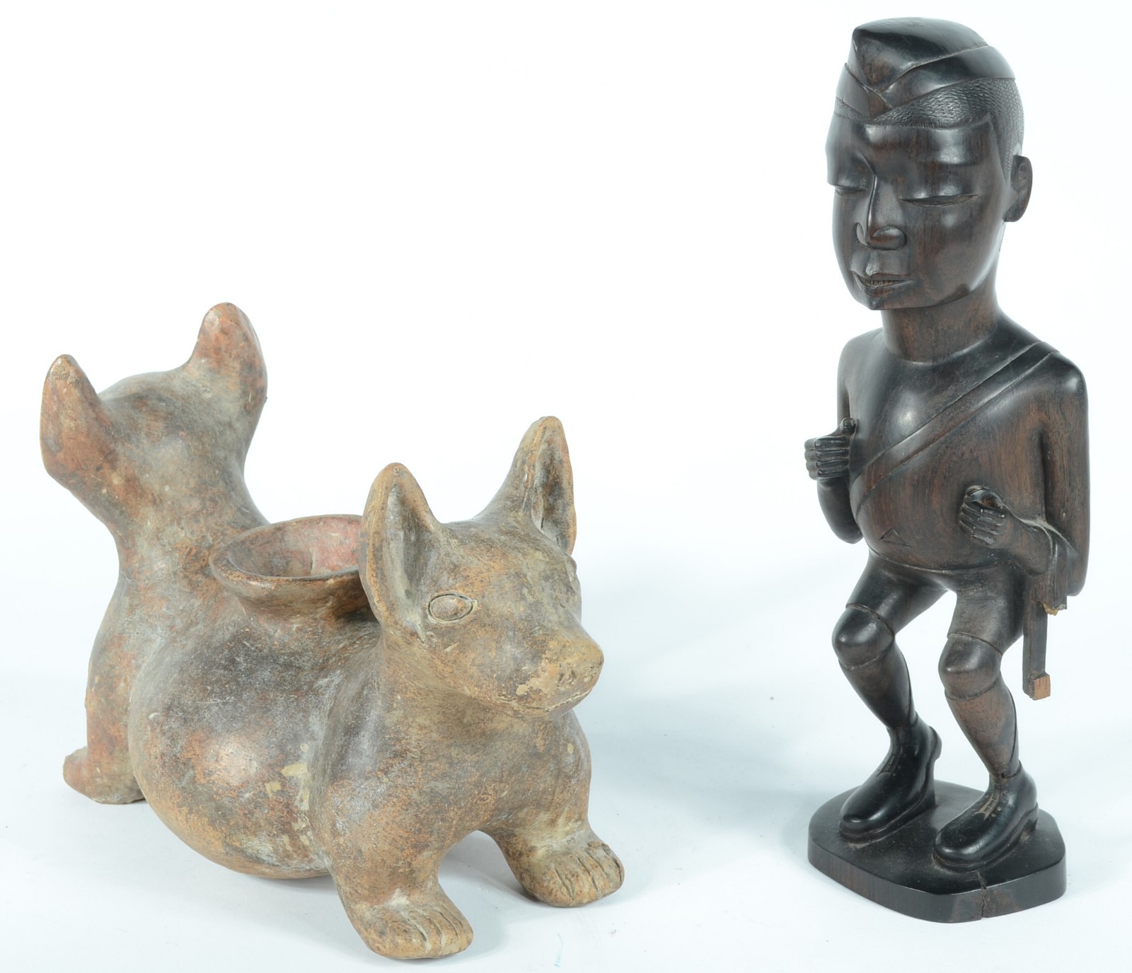 Duas peças, sendo: escultura de madeira africana e vaso de cerâmica... - foto 2 de 8