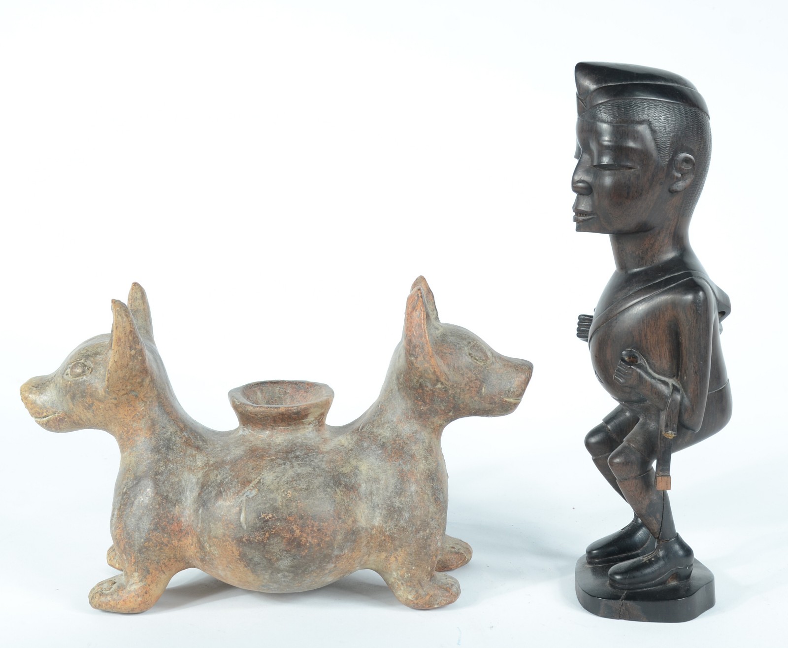 Duas peças, sendo: escultura de madeira africana e vaso de cerâmica... - foto 3 de 8