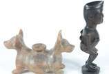 Duas peças, sendo: escultura de madeira african... - Duas peças, sendo: escultura de madeira africana e vaso de cerâmica com dois cachorros.